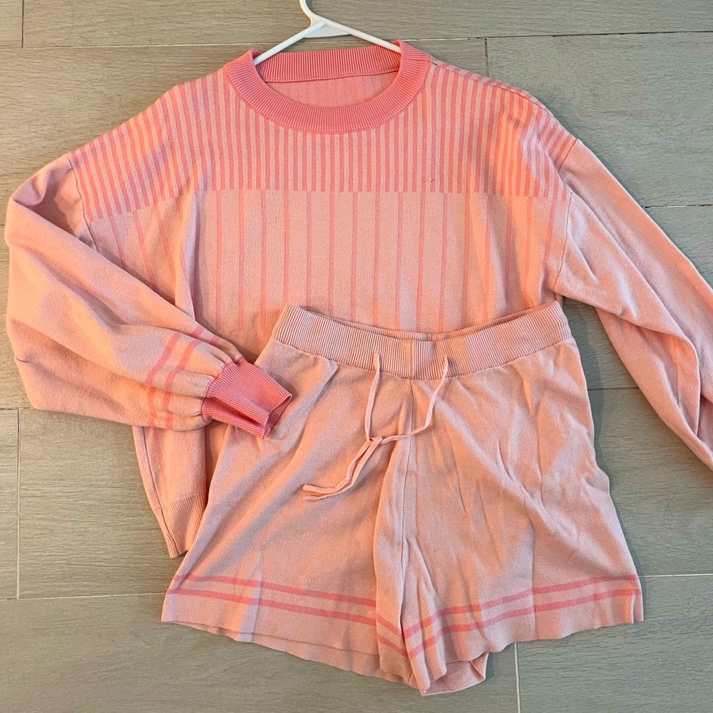 Matching sweater / shorts set